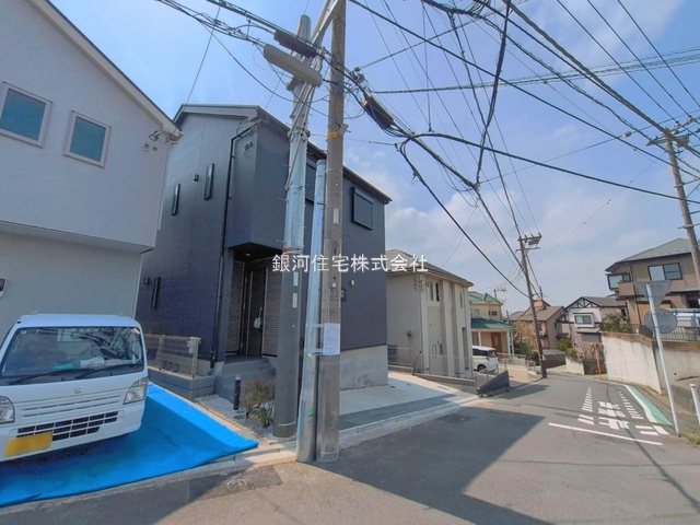 G00390811 神奈川県横浜市旭区白根６丁目 新築一戸建て 5190万円 土地面積120.80m² (約36.54坪) 建物面積105.78m² (約31.99坪) 間取り４ＬＤＫ 築年月2026年03月(築１年以内)【外観3】