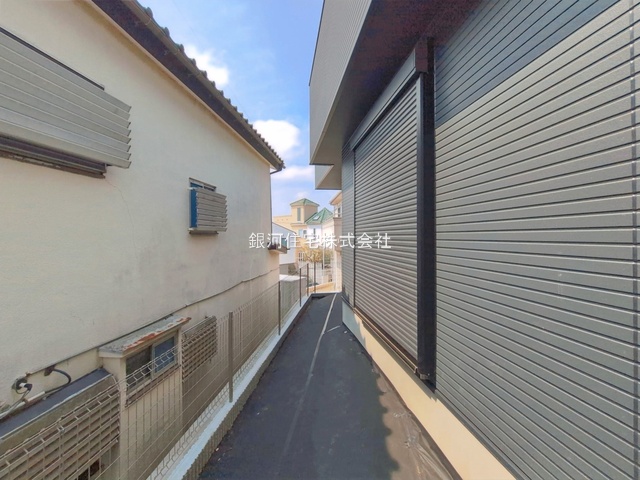 G00390811 神奈川県横浜市旭区白根６丁目 新築一戸建て 5190万円 土地面積120.80m² (約36.54坪) 建物面積105.78m² (約31.99坪) 間取り４ＬＤＫ 築年月2026年03月(築１年以内)【外観7】