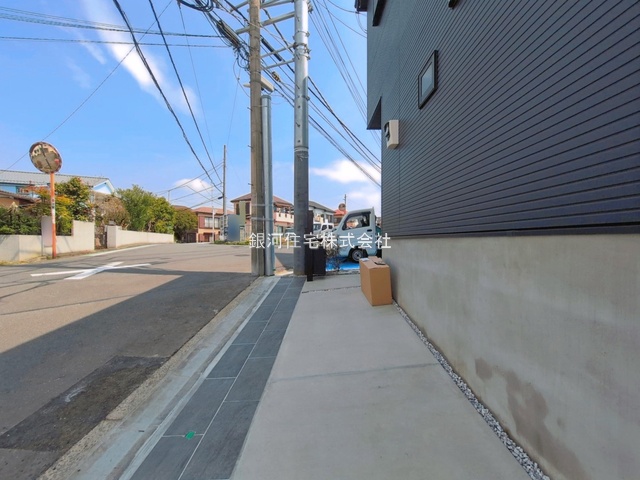G00390811 神奈川県横浜市旭区白根６丁目 新築一戸建て 5190万円 土地面積120.80m² (約36.54坪) 建物面積105.78m² (約31.99坪) 間取り４ＬＤＫ 築年月2026年03月(築１年以内)【外観11】