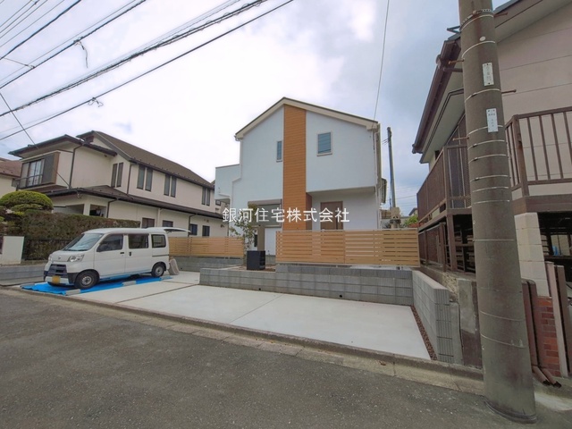 G00391037 神奈川県横浜市金沢区釜利谷東４丁目 新築一戸建て 6090万円 土地面積199.45m² (約60.33坪) 建物面積109.30m² (約33.06坪) 間取り４ＬＤＫ 築年月2026年04月(築１年以内)【外観2】