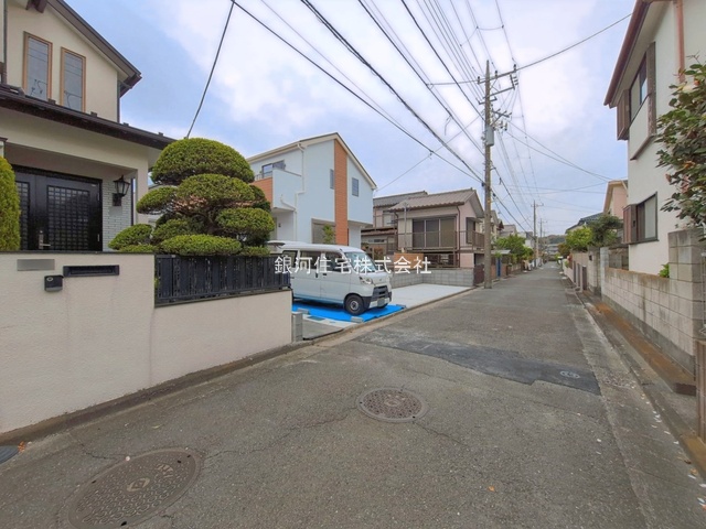 G00391037 神奈川県横浜市金沢区釜利谷東４丁目 新築一戸建て 6090万円 土地面積199.45m² (約60.33坪) 建物面積109.30m² (約33.06坪) 間取り４ＬＤＫ 築年月2026年04月(築１年以内)【外観3】