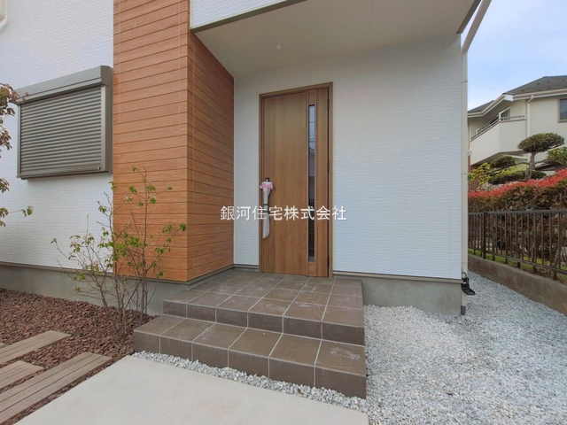 G00391037 神奈川県横浜市金沢区釜利谷東４丁目 新築一戸建て 6090万円 土地面積199.45m² (約60.33坪) 建物面積109.30m² (約33.06坪) 間取り４ＬＤＫ 築年月2026年04月(築１年以内)【外観4】