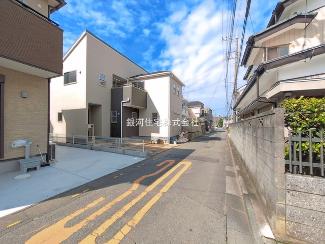 G00391216 埼玉県鴻巣市人形４丁目 新築一戸建て 2990万円 土地面積102.02m² (約30.86坪) 建物面積106.51m² (約32.21坪) 間取り４ＬＤＫ 築年月2026年07月(築１年以内)【外観16】