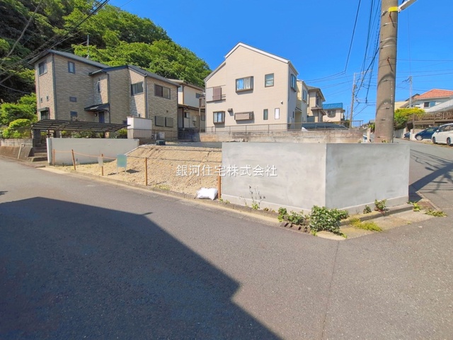 G00392038 神奈川県横須賀市岩戸２丁目 新築一戸建て 4098万円 土地面積159.72m² (約48.31坪) 建物面積98.53m² (約29.80坪) 間取り４ＬＤＫ 築年月2026年09月【外観2】