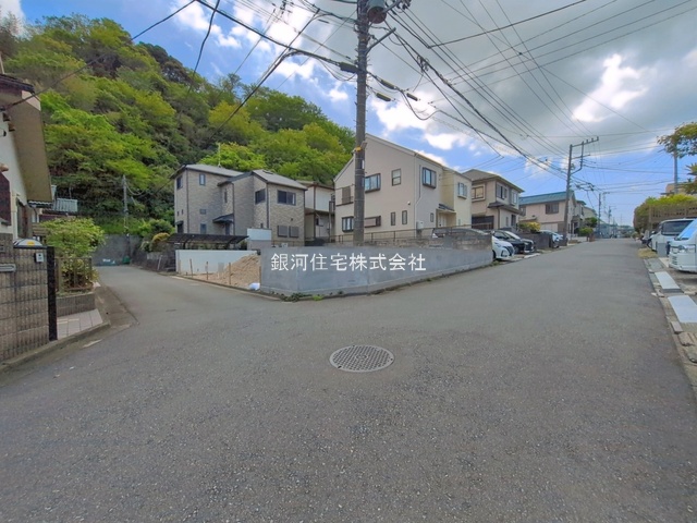 G00392038 神奈川県横須賀市岩戸２丁目 新築一戸建て 4098万円 土地面積159.72m² (約48.31坪) 建物面積98.53m² (約29.80坪) 間取り４ＬＤＫ 築年月2026年09月【外観9】