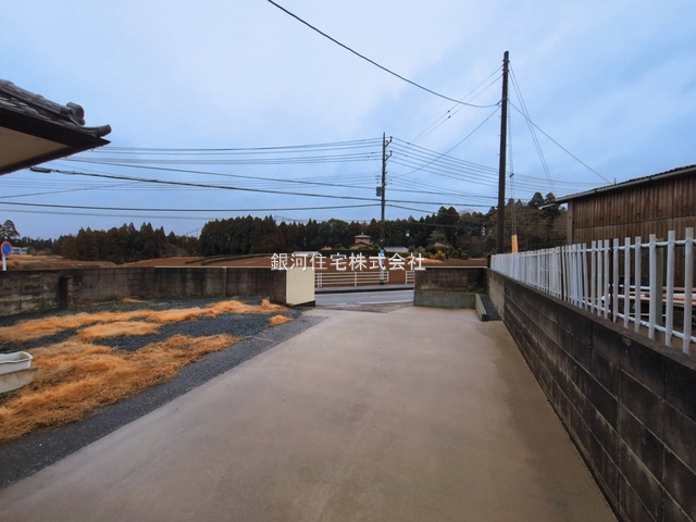 G00392109 千葉県千葉市緑区土気町 中古一戸建て 2149万円 土地面積297.00m² (約89.84坪) 建物面積118.15m² (約35.74坪) 間取り４ＬＤＫ 築年月1978年09月(築47年)【外観12】