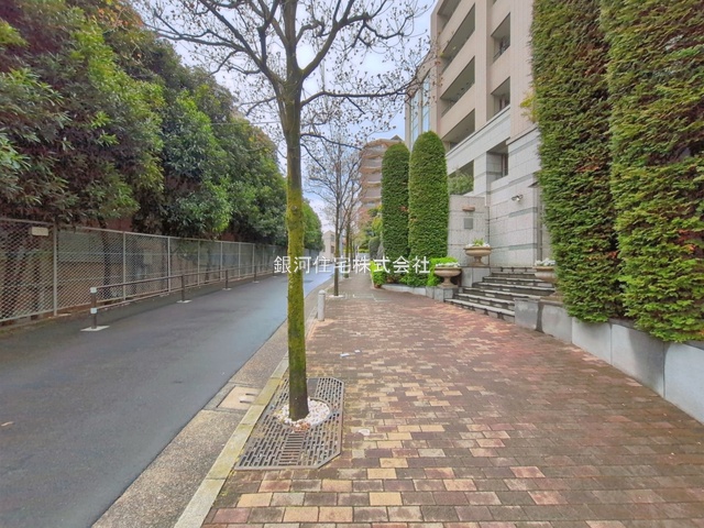 G00392268 東京都港区西麻布４丁目 中古マンション 5億1400万円 専有面積94.42m² (約28.56坪) 間取り２ＬＤＫ 所在階3階 築年月2000年02月(築26年)【外観6】