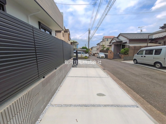G00393969 神奈川県横浜市泉区下和泉３丁目 新築一戸建て 4990万円 土地面積153.16m² (約46.33坪) 建物面積109.30m² (約33.06坪) 間取り４ＬＤＫ 築年月2026年05月(築１年以内)【外観9】