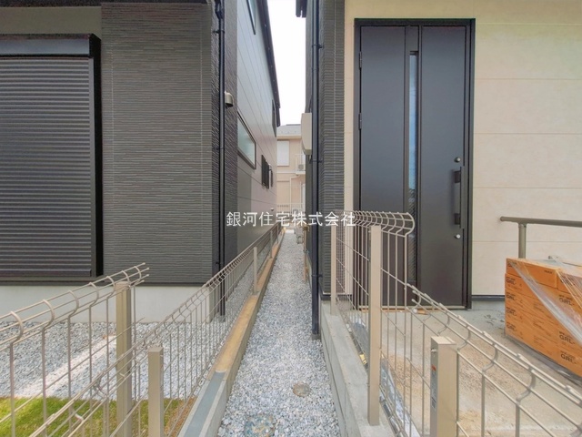 G00393986 神奈川県横浜市泉区新橋町 新築一戸建て 5699万円 土地面積111.02m² (約33.58坪) 建物面積97.71m² (約29.55坪) 間取り４ＬＤＫ 築年月2026年06月(築１年以内)【外観4】
