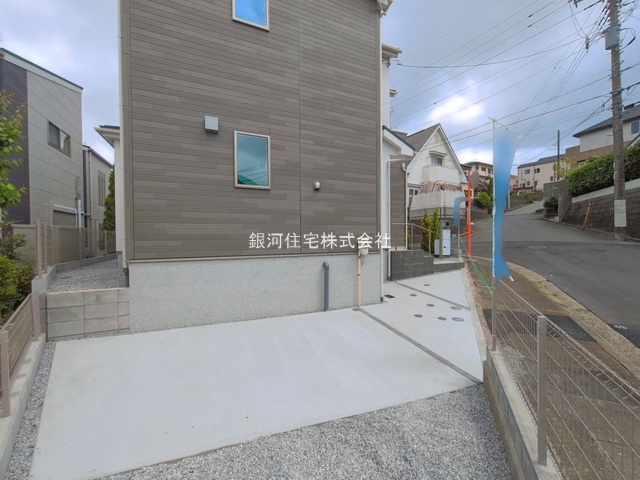 G00393987 神奈川県横浜市旭区金が谷２丁目 新築一戸建て 4880万円 土地面積126.80m² (約38.35坪) 建物面積93.57m² (約28.30坪) 間取り４ＬＤＫ 築年月2026年03月(築１年以内)【外観5】