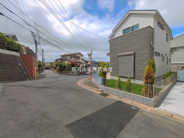G00393987 神奈川県横浜市旭区金が谷２丁目 新築一戸建て 4880万円 土地面積126.80m² (約38.35坪) 建物面積93.57m² (約28.30坪) 間取り４ＬＤＫ 築年月2026年03月(築１年以内)【外観6】