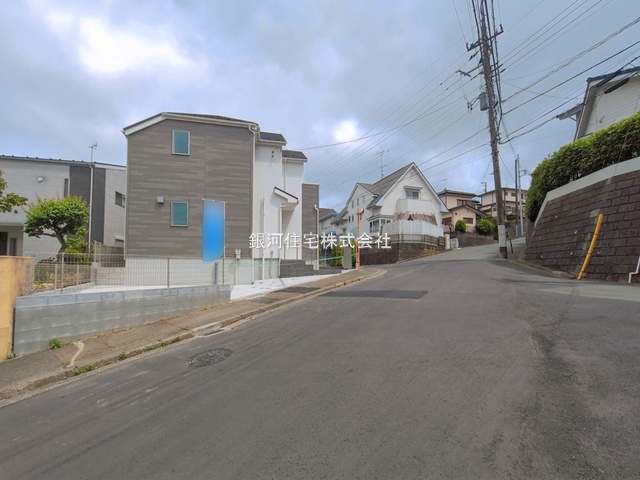 G00393987 神奈川県横浜市旭区金が谷２丁目 新築一戸建て 4880万円 土地面積126.80m² (約38.35坪) 建物面積93.57m² (約28.30坪) 間取り４ＬＤＫ 築年月2026年03月(築１年以内)【外観7】