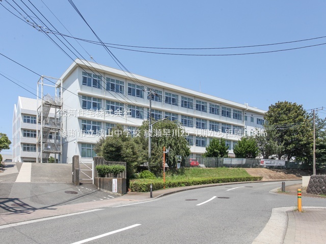 G00394076 神奈川県綾瀬市早川 新築一戸建て 3580万円 土地面積97.09m² (約29.36坪) 建物面積97.30m² (約29.43坪) 間取り３ＬＤＫ 築年月2026年08月【周辺環境】綾瀬市立城山中学校