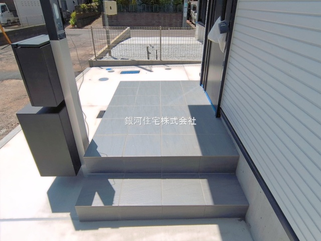 G00394117 神奈川県横浜市港北区新吉田東５丁目 新築一戸建て 6790万円 土地面積84.57m² (約25.58坪) 建物面積84.04m² (約25.42坪) 間取り３ＬＤＫ 築年月2026年04月(築１年以内)【外観4】
