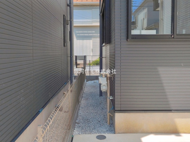 G00394117 神奈川県横浜市港北区新吉田東５丁目 新築一戸建て 6790万円 土地面積84.57m² (約25.58坪) 建物面積84.04m² (約25.42坪) 間取り３ＬＤＫ 築年月2026年04月(築１年以内)【外観5】