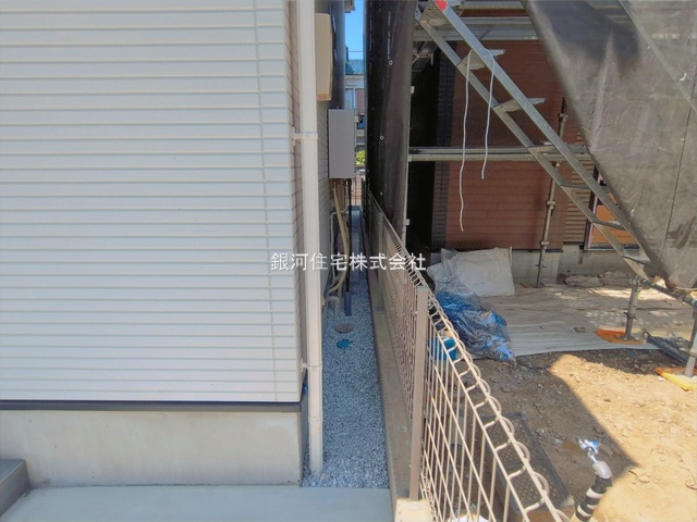 G00394117 神奈川県横浜市港北区新吉田東５丁目 新築一戸建て 6790万円 土地面積84.57m² (約25.58坪) 建物面積84.04m² (約25.42坪) 間取り３ＬＤＫ 築年月2026年04月(築１年以内)【外観6】