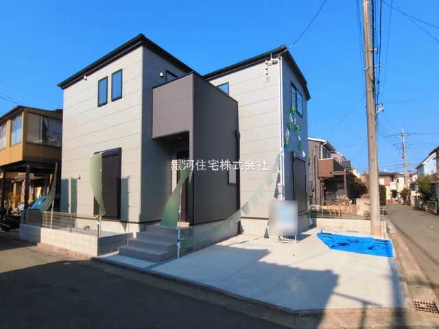 G00394606 埼玉県上尾市小泉７丁目 新築一戸建て 3298万円 土地面積119.37m² (約36.10坪) 建物面積104.33m² (約31.55坪) 間取り３ＬＤＫ 築年月2026年01月(築１年以内)【外観2】