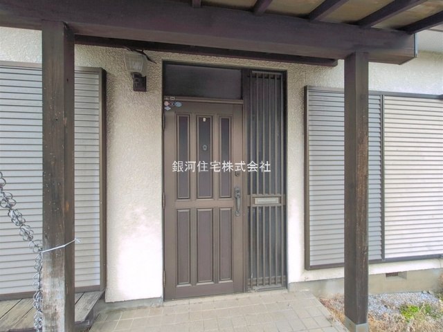 G00394722 埼玉県川越市大字笠幡 中古一戸建て 799万円 土地面積100.03m² (約30.25坪) 建物面積73.69m² (約22.29坪) 間取り４ＤＫ 築年月1983年12月(築42年)【外観4】
