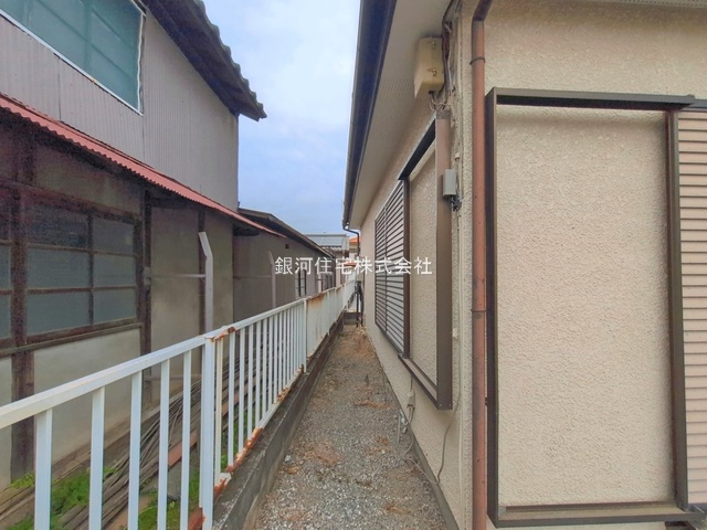 G00394722 埼玉県川越市大字笠幡 中古一戸建て 799万円 土地面積100.03m² (約30.25坪) 建物面積73.69m² (約22.29坪) 間取り４ＤＫ 築年月1983年12月(築42年)【外観6】