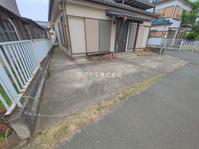 G00394722 埼玉県川越市大字笠幡 中古一戸建て 799万円 土地面積100.03m² (約30.25坪) 建物面積73.69m² (約22.29坪) 間取り４ＤＫ 築年月1983年12月(築42年)【外観7】