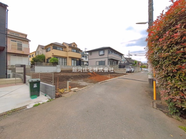 G00396045 東京都調布市深大寺東町３丁目 新築一戸建て 5590万円 土地面積92.11m² (約27.86坪) 建物面積73.27m² (約22.16坪) 間取り３ＬＤＫ 築年月2026年08月【外観12】