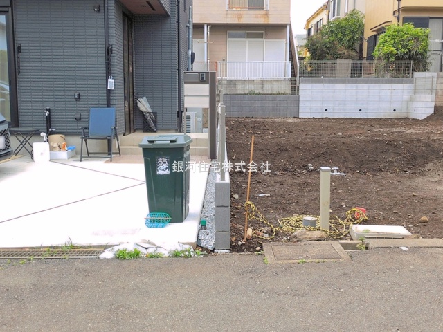 G00396045 東京都調布市深大寺東町３丁目 新築一戸建て 5590万円 土地面積92.11m² (約27.86坪) 建物面積73.27m² (約22.16坪) 間取り３ＬＤＫ 築年月2026年08月【外観16】