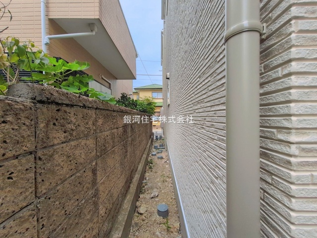 G00397195 神奈川県横須賀市公郷町６丁目 新築一戸建て 3480万円 土地面積102.76m² (約31.08坪) 建物面積81.98m² (約24.79坪) 間取り３ＬＤＫ 築年月2026年06月(築１年以内)【外観5】