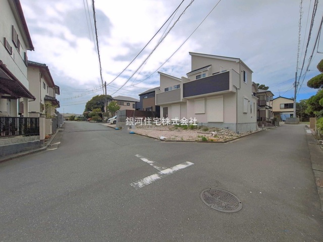 G00397195 神奈川県横須賀市公郷町６丁目 新築一戸建て 3480万円 土地面積102.76m² (約31.08坪) 建物面積81.98m² (約24.79坪) 間取り３ＬＤＫ 築年月2026年06月(築１年以内)【外観6】