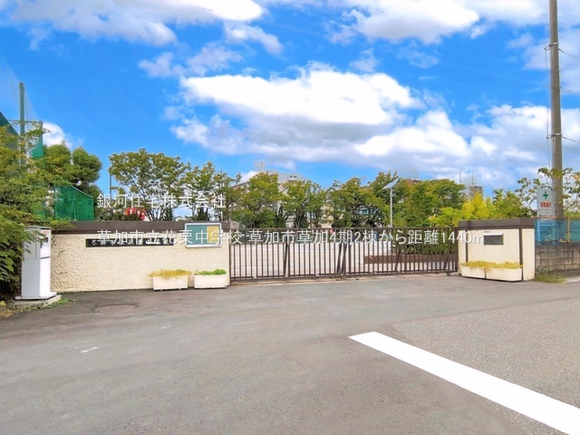 G00398513 埼玉県草加市草加５丁目 新築一戸建て 4880万円 土地面積82.57m² (約24.97坪) 建物面積89.22m² (約26.98坪) 間取り３ＬＤＫ 築年月2026年08月(築１年以内)【周辺環境】草加市立花栗中学校