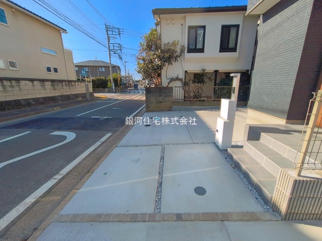 G00398517 神奈川県藤沢市天神町３丁目 新築一戸建て 4590万円 土地面積99.23m² (約30.01坪) 建物面積79.93m² (約24.17坪) 間取り３ＬＤＫ 築年月2026年10月(築１年以内)【外観8】