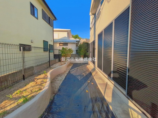 G00398741 神奈川県藤沢市本藤沢３丁目 中古一戸建て 4699万円 土地面積125.63m² (約38.00坪) 建物面積93.56m² (約28.30坪) 間取り４ＬＤＫ 築年月2001年09月(築25年)【外観8】
