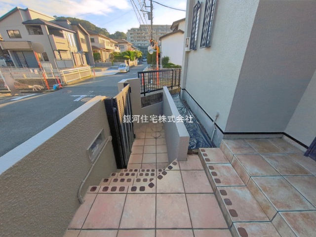 G00398741 神奈川県藤沢市本藤沢３丁目 中古一戸建て 4699万円 土地面積125.63m² (約38.00坪) 建物面積93.56m² (約28.30坪) 間取り４ＬＤＫ 築年月2001年09月(築25年)【外観12】