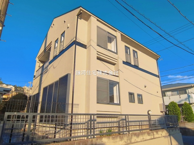 G00398741 神奈川県藤沢市本藤沢３丁目 中古一戸建て 4699万円 土地面積125.63m² (約38.00坪) 建物面積93.56m² (約28.30坪) 間取り４ＬＤＫ 築年月2001年09月(築25年)【外観14】