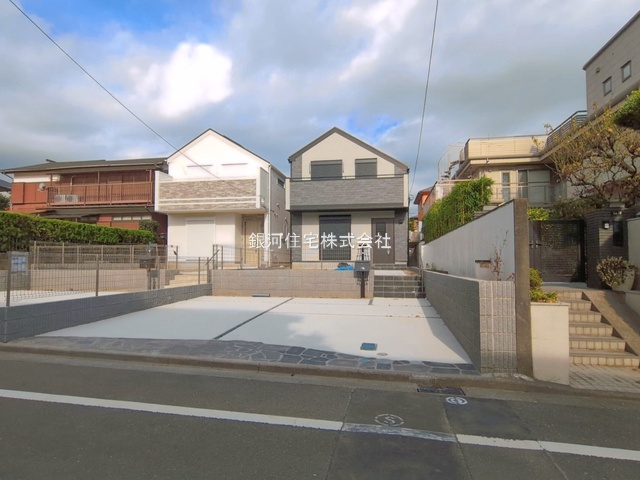 G00399263 神奈川県横浜市磯子区洋光台３丁目 新築一戸建て 8198万円 土地面積172.28m² (約52.11坪) 建物面積102.26m² (約30.93坪) 間取り４ＬＤＫ 築年月2026年10月(築１年以内)【外観2】