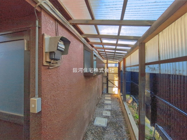 G00399271 東京都足立区西新井本町４丁目 中古一戸建て 1380万円 土地面積86.45m² (約26.15坪) 建物面積83.09m² (約25.13坪) 間取り４ＬＤＫ 築年月1970年03月(築56年)【外観7】